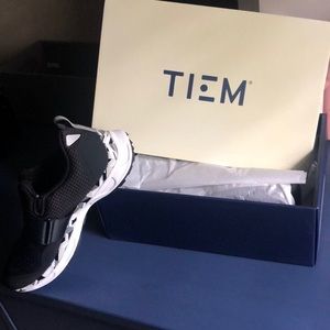 Tiem cycling shoes 7.5 women’s black geometric